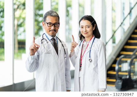 中老年男女醫護人員。 132730947