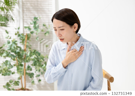 感到喉嚨不適的女性 感到喉嚨不適的女性 132731349