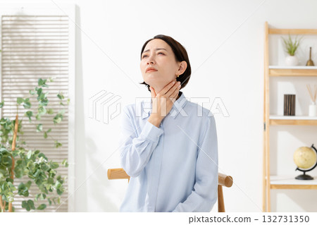 感到喉嚨不適的女性 132731350