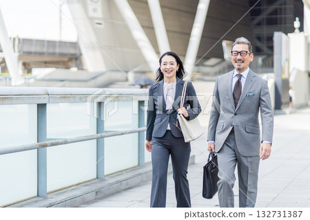 中老年商務人士，男女不限。 132731387