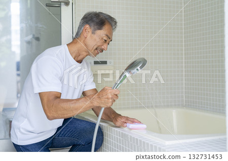 Senior man cleaning the bath 132731453
