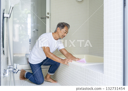 一位老人在打掃浴室 132731454