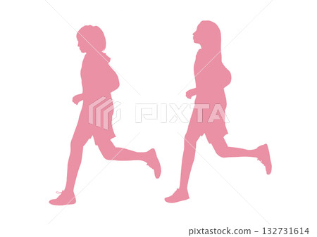 兩個年輕女子奔跑的身影 132731614