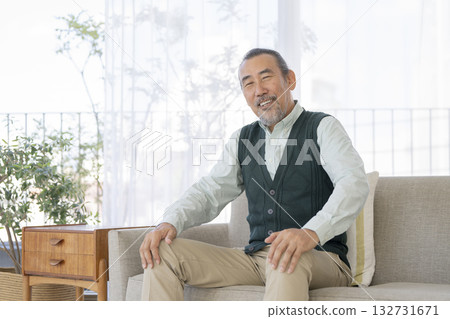 一位 70 多歲的男子對著鏡頭微笑 一位 70 多歲的男子對著鏡頭微笑 132731671