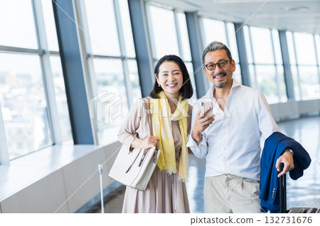 中老年男女旅行者。 132731676