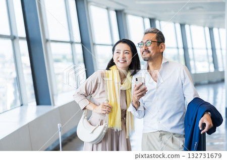 中老年男女旅行者。 132731679