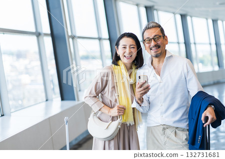 中老年男女旅行者。 中老年男女旅行者。 132731681