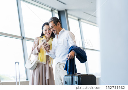 中老年男女旅行者。 132731682