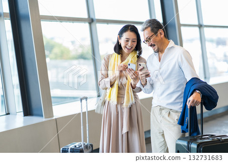 中老年男女旅行者。 132731683