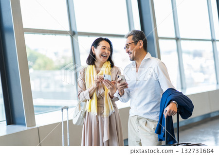 Middle-aged and senior men and women traveling. 132731684