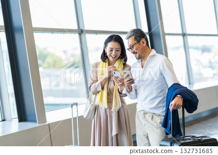 Middle-aged and senior men and women traveling. 132731685