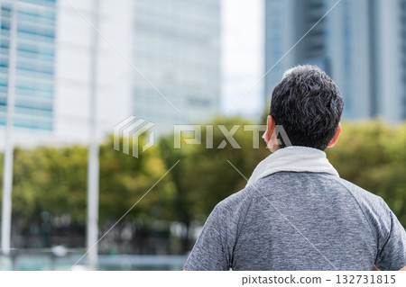 一位中年男子正在慢跑。 132731815