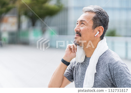 一位中年男子正在慢跑。 132731817