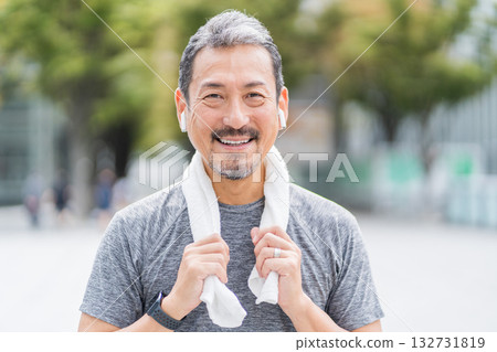 一位中年男子正在慢跑。 132731819