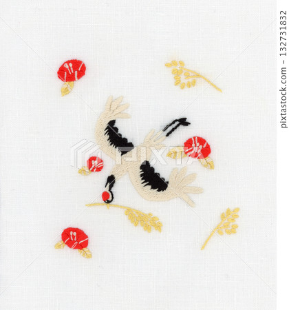繡有仙鶴、山茶花和稻穗的圖案 繡有仙鶴、山茶花和稻穗的圖案 132731832