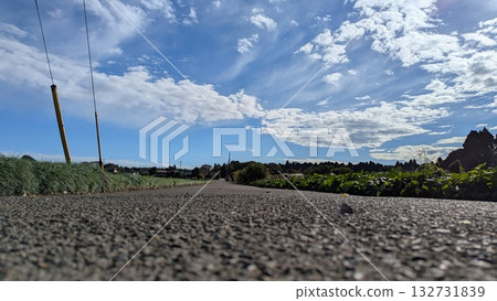 一張低角度拍攝的秋日晴空和鄉村公路照片 一張低角度拍攝的秋日晴空和鄉村公路照片 132731839