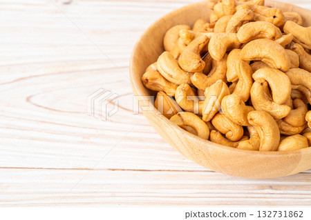 Cashew nuts in wooden bowl 132731862