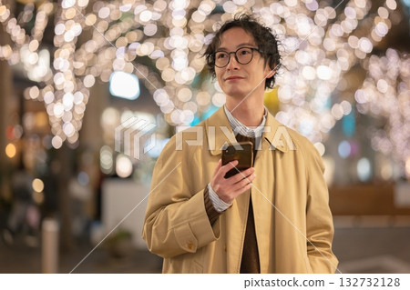 燈光秀和一個拿著智慧型手機的男人 燈光秀和一個拿著智慧型手機的男人 132732128