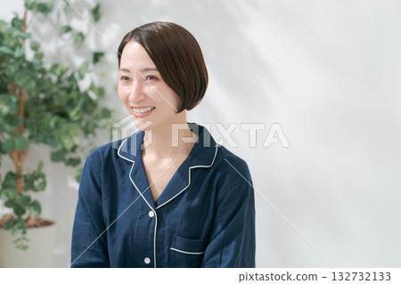 一位三十多歲的女性穿著睡衣 一位三十多歲的女性穿著睡衣 132732133