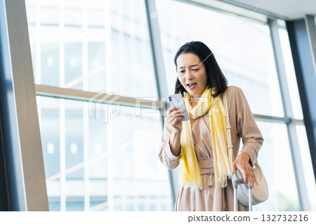 Middle-aged and senior businesswomen 132732216