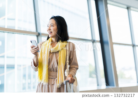 Middle-aged and senior businesswomen 132732217