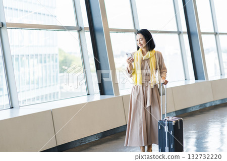 Middle-aged and senior businesswomen Middle-aged and senior businesswomen 132732220
