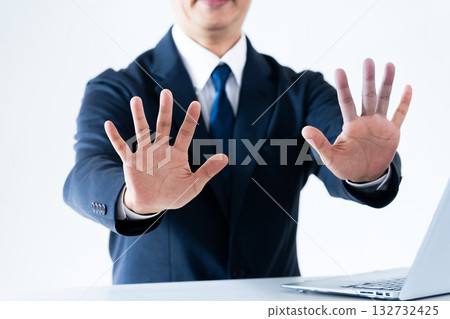 男子不情願地做出停止手勢 132732425