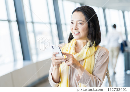 A female business person operating a smartphone. 132732491