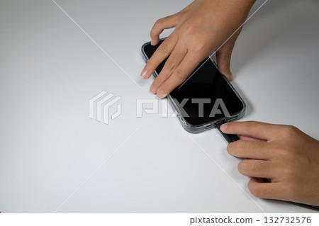 將充電線插入智慧型手機 132732576