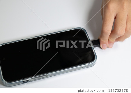用手拔下智慧型手機的充電線 132732578