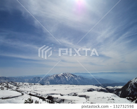 Spring on the Tateyama Kurobe Alpine Route: View of Bijodaira and Mount Kuwasaki from Midagahara on Bijodaira Sky Road Spring on the Tateyama Kurobe Alpine Route: View of Bijodaira and Mount Kuwasaki from Midagahara on Bijodaira Sky Road 132732598