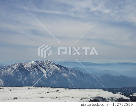 Spring on the Tateyama Kurobe Alpine Route: View of Bijodaira and Mount Kuwasaki from Midagahara on Bijodaira Sky Road Spring on the Tateyama Kurobe Alpine Route: View of Bijodaira and Mount Kuwasaki from Midagahara on Bijodaira Sky Road 132732599