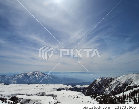 Spring on the Tateyama Kurobe Alpine Route: View of Bijodaira and Mount Kuwasaki from Midagahara on Bijodaira Sky Road Spring on the Tateyama Kurobe Alpine Route: View of Bijodaira and Mount Kuwasaki from Midagahara on Bijodaira Sky Road 132732600