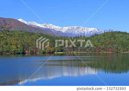 青木湖在深秋和白馬宮山 132732893