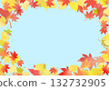 秋葉和銀杏樹在藍天的映襯下構成了一幅美麗的畫面。 132732905