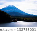 A spectacular view of Mount Fuji and Lake Shojiko towering against the clear blue autumn sky: Autumn scenery created by Japan's natural beauty 132733001