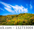 Clear blue autumn skies and vibrant autumn foliage in the mountains - a beautiful autumn landscape woven by nature 132733004