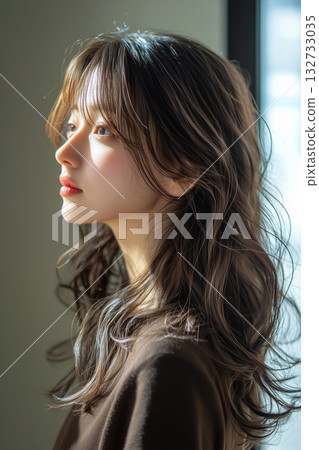 日本長髮女子側臉,頭髮自然垂落,呈波浪狀 日本長髮女子側臉,頭髮自然垂落,呈波浪狀 132733035