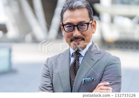一位雙臂交叉的中老年商人 132733126