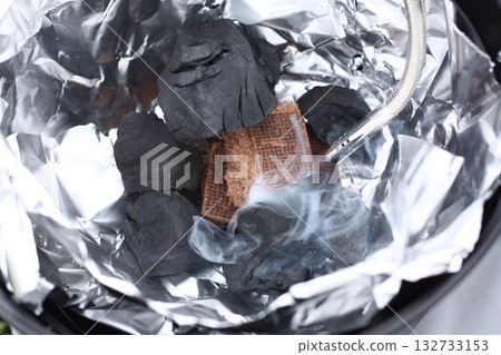 點燃燒烤用的木炭 132733153