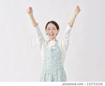 身穿圍裙的女子，握拳，白色背景 132733228