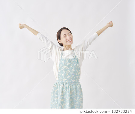 穿著圍裙的女子，白色背景 132733254