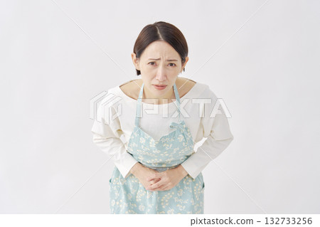 一位身穿圍裙的女子在白色背景上道歉。 132733256
