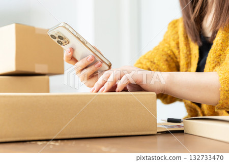 一位女士正在準備寄送包裹 132733470