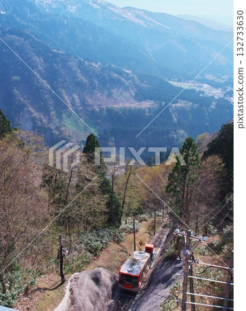Spring on the Tateyama Kurobe Alpine Route: Surrounded by deep greenery, the Tateyama Cable Car is viewed from the observation terrace at Bijodaira Station 132733630