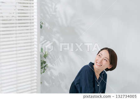 身穿睡衣放鬆的女子 132734005