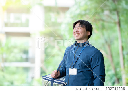 外送員帶著保溫袋 132734338