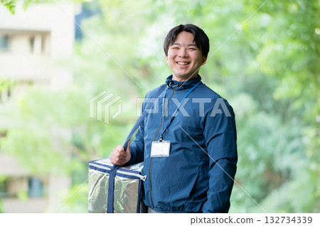 外送員帶著保溫袋 132734339