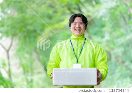 外送員帶著保溫袋 132734344