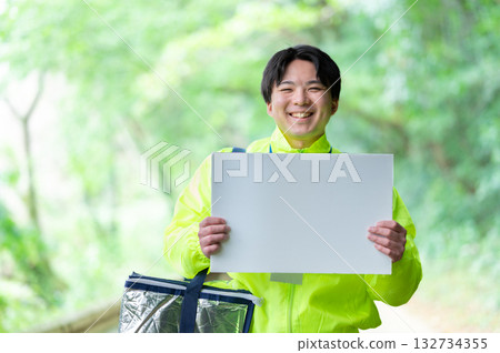 外送員帶著保溫袋 132734355